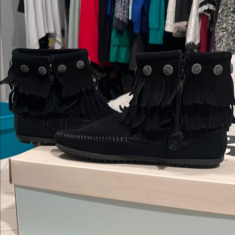 Minnetonka Double Fringe Side Zip (Women's)

SIZE 6